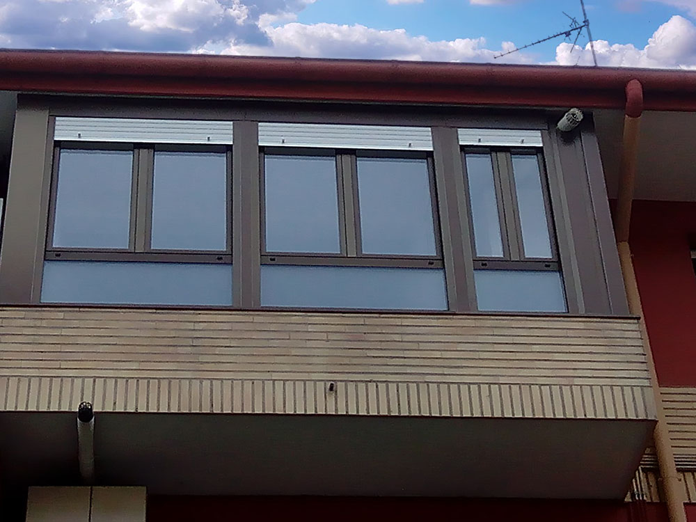 persianas-gernika-carpinteria-metalica-cierre-fachada-exterior